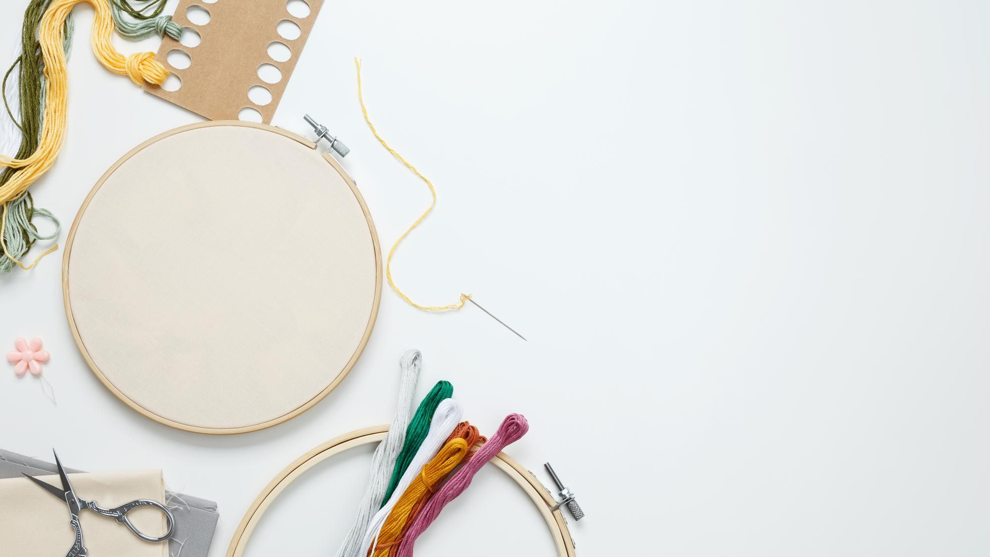 Einladende Atelieransicht mit Stickrahmen an der Wand